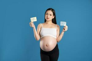 portrait de Enceinte asiatique femme, isolé sur bleu Contexte photo