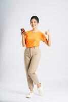 portrait de de bonne humeur content asiatique femme posant sur blanc Contexte photo