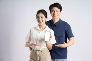 image de un asiatique couple posant sur une blanc Contexte photo