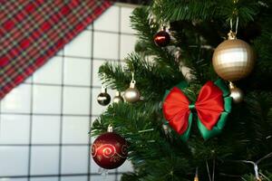 proche en haut de coloré des balles pour décorer le Noël arbre. photo