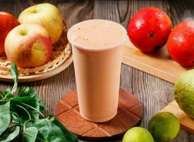 Frais Papaye Lait avec brut des fruits servi dans verre isolé sur table Haut vue de Matin vitamines boisson photo