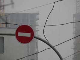 panneaux de signalisation indiquant le sens de circulation des voitures et des piétons photo