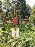 croix sur tombes cimetière et clôtures photo