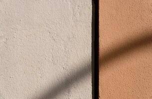 beige arrière-plan, orange mur pierre béton rugueux texture avec ombre légère, extérieur solide ciment plâtré stuc mur grain surfaces, vides brossé impression le sable brique sol photo