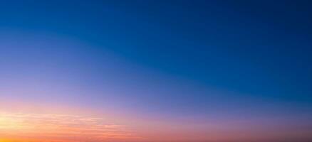 le coucher du soleil ciel, nuage plus de mer plage dans soir sur printemps, paysage par bord de mer avec coloré ciel dans orange, rose, violet, bleu.horizon été paysage marin d'or heure ciel avec crépuscule, crépuscule ciel Contexte photo