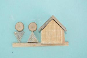 maquette en bois d'une maison et d'une famille photo