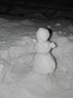 petit bonhomme de neige sur fond de neige