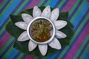 bangladeshi traditionnel ouais ou porangi riz spécial délicieux savoureux chitoi pitha décoré sur le vert feuille avec canard curry recette photo