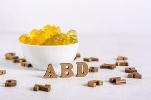 à croquer multivitamines dans le forme de bonbons ours dans une bol et en bois des lettres photo