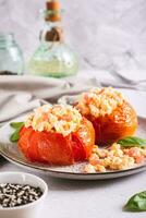 cuit tomate moitiés rempli avec brouillé Oeuf et basilic sur une assiette sur le table verticale vue photo