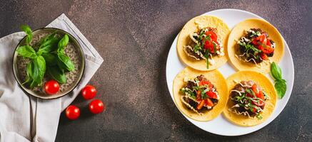 fracasser Burger tacos avec sauce, tomates et basilic sur une assiette Haut vue la toile bannière photo