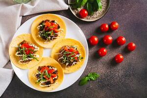 fracasser Burger tacos avec tomates, sauce et herbes sur une assiette sur le table Haut vue photo