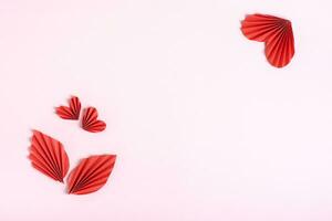 composition de plié rouge papier cœurs et feuilles sur une rose Contexte Haut vue copie espace photo