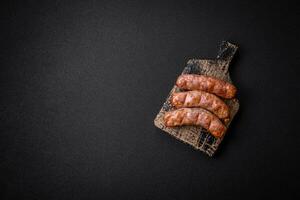 délicieux juteux grillé poulet ou porc saucisses avec sel, épices et herbes photo