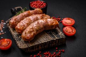 délicieux juteux grillé poulet ou porc saucisses avec sel, épices et herbes photo