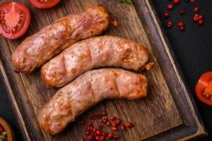 délicieux juteux grillé poulet ou porc saucisses avec sel, épices et herbes photo