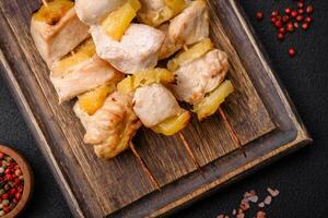 délicieux poulet ou dinde kebab avec ananas pièces sur brochettes photo