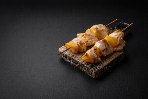 délicieux poulet ou dinde kebab avec ananas pièces sur brochettes photo