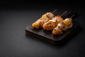 délicieux poulet ou dinde kebab avec ananas pièces sur brochettes photo