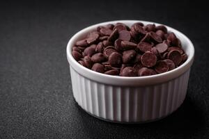 rond granules de sucré confiserie Chocolat comme un ingrédient pour en train de préparer desserts photo
