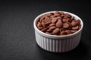 rond granules de sucré confiserie Chocolat comme un ingrédient pour en train de préparer desserts photo