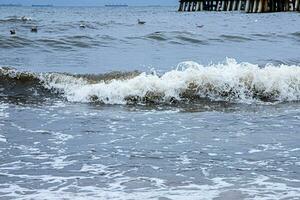 le vagues de le du froid baltique mer près plage. photo