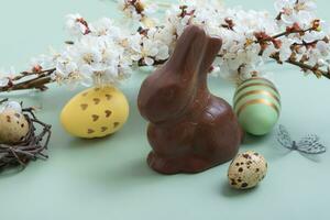 Chocolat lapin et des œufs symbole à Pâques chasser concept pour vacances. Pâques chasser concept. photo