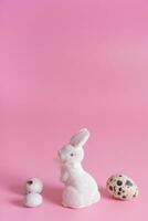 blanc lapin symbole pour Pâques sur une rose Contexte Contexte. copie espace. photo