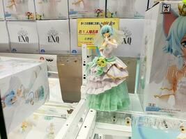 Osaka, Japon, janvier 18 2019 - fermer mignonne Japonais anime figure dans une cabinet captures machine. c'est une récompense pour poupée et figure cabinet captures Jeu gagnant. photo