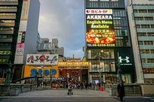 Osaka ville, Japon, 2019 - paysage vue de Japonais achats centre commercial avec La publicité néon panneaux et entrée tibia sai ba Shi achats rue zone sur hiver ciel Contexte photo