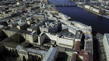 yeux d'oiseau vue de neva rivière et central zones de Saint Pétersbourg, Russie. Stock images. aérien vue de été ville avec magnifique Maisons et bleu l'eau surface, architecture concept. photo