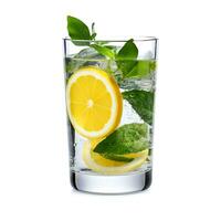 ai généré verre de minéral l'eau avec citron et menthe et basilic feuilles sur une blanc Contexte photo