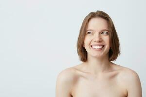 tondu coup de content magnifique Jeune femme avec foncé cheveux et en bonne santé peau se sent content et souriant après prise douche isolé plus de blanc Contexte photo