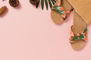 photo créative à plat de vacances de voyage à la mode tropicale de printemps ou d'été. accessoires de plage vue de dessus sur fond de couleur rose pastel avec un espace vide pour le texte. vue de dessus copie espace photographie.