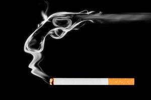 cigarette avec de la fumée est une arme à feu