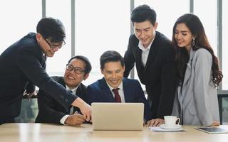 équipe de gens d'affaires asiatiques analysant les statistiques financières. équipe d'hommes d'affaires réunion conférence discussion concept d'entreprise au bureau. photo