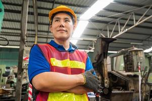 les travailleurs industriels asiatiques travaillent sur des projets dans de grandes usines industrielles avec de nombreux appareils.