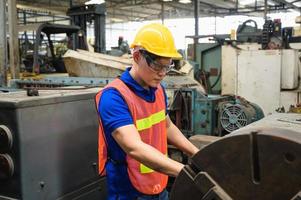 les travailleurs industriels asiatiques travaillent sur des projets dans de grandes usines industrielles avec de nombreux appareils.