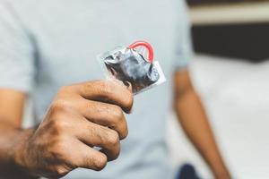 main masculine tenant le préservatif. concept de sexe sans risque.
