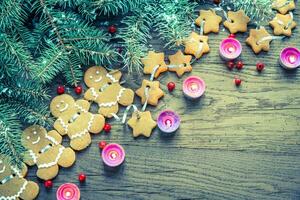 pain d'épice guirlande avec Noël arbre branche photo