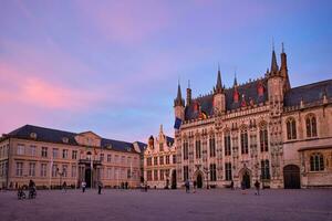 grote markt carré dans bruges, Belgique sur le coucher du soleil photo