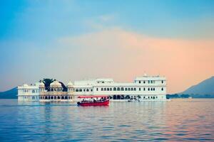 Lac palais palais sur Lac pichola dans crépuscule, udaïpur, rajasthan, Inde photo