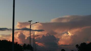 d'or des nuages dans le après-midi. Orange des nuages à le coucher du soleil photo