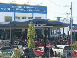 gorontalo, Indonésie - janvier 5, 2024 - Activités dans gorontalo port, gorontalo ville, Indonésie. traversier les passagers avoir juste arrivée de une voyage photo