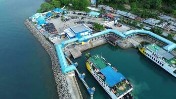 gorontalo, Indonésie - janvier 5, 2024 - aérien vue de le traversier approchant le Port de gorontalo, gorontalo ville dans le Matin photo