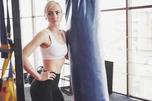femme soulevant des poids dans le concept de gym entraînement mode de vie sain sport photo