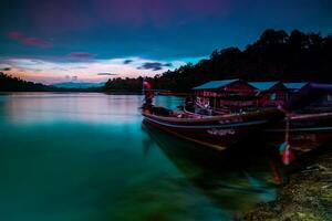 Khao sok nationale parc, sourate que moi, paysage montagnes avec longue queue bateau pour voyageurs, mâcher Lan lac, Ratchapapha barrage, Voyage la nature dans Thaïlande, Asie été vacances Voyage voyage. photo