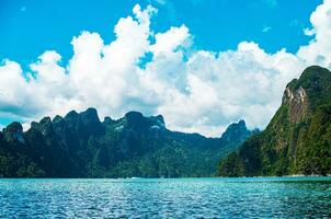 Khao sok nationale parc, sourate que moi, paysage montagnes avec longue queue bateau pour voyageurs, mâcher Lan lac, Ratchapapha barrage, Voyage la nature dans Thaïlande, Asie été vacances Voyage voyage. photo
