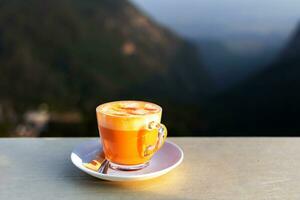 chaud thaïlandais thé avec Lait mousse dans une verre la Thaïlande célèbre boire, thaïlandais thé avec Lait photo