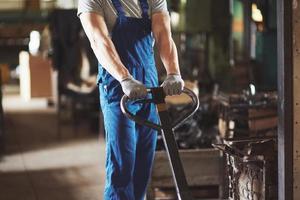 l'employé de l'usine effectue le transport des marchandises photo